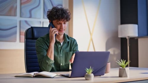 Mitarbeiter im Unternehmen telefonieren bei Creative Workspace Closeup Friendly Manager