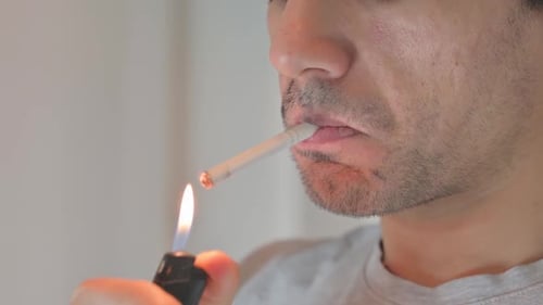 Nahaufnahme eines Mannes, der Zigarette raucht