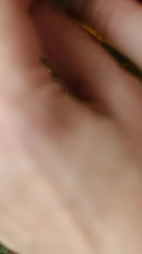 Adorno vertical con forma de mano de vídeo colgando en el árbol de Navidad