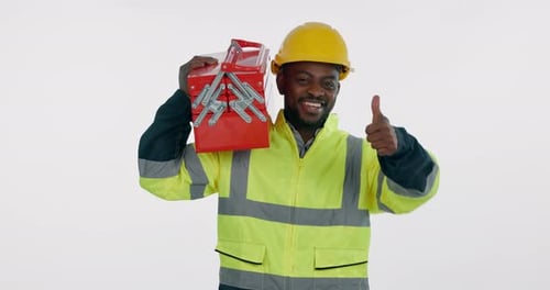 Mechaniker, Ingenieur und Mann mit Werkzeugkasten und Daumen hoch in einem Studio mit industriellem Erfolg
