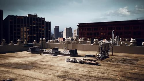 El horizonte de una ciudad con edificios imponentes y un techo prominente en primer plano