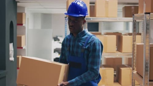 Afroamerikanischer Mann bringt Kiste mit Waren zum Manager
