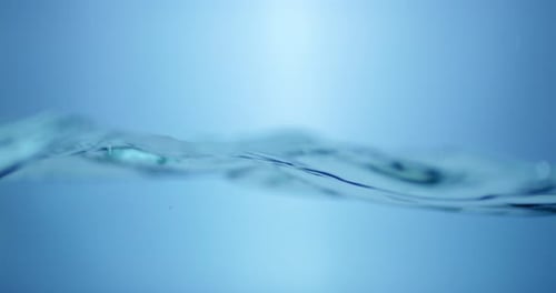 Abstrakter Hintergrund in Zeitlupe auf der Wasseroberfläche. Blasen steigen an die Oberfläche. Süßwasserwellen mit s