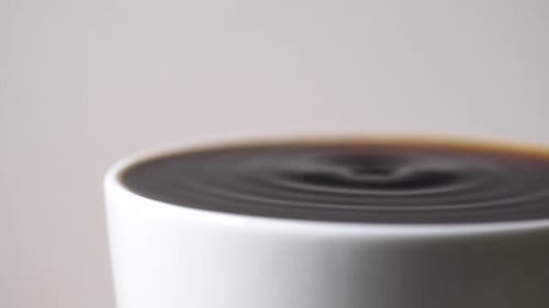 Ralentissement de la chute d'une goutte de café
