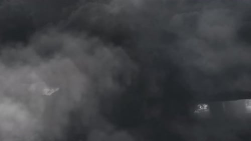 dunkelgraue Wolken, bedrohliche Regenwolken und Blitze