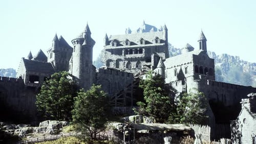 Alte Burgruine in den Nebelbergen