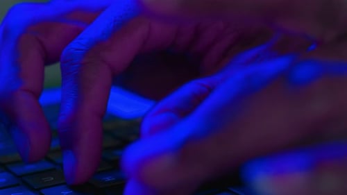 Hacker informático escribiendo código Virus PC en el teclado trabajando tarde por la noche