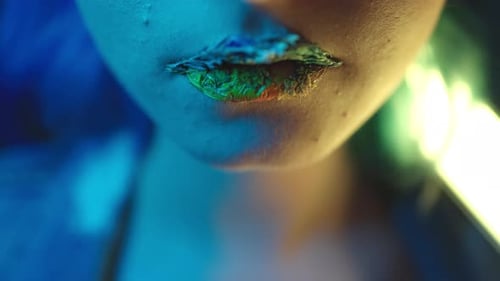 Blaue und gelbe Lippen