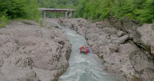 Rafting auf einem Gebirgsfluss