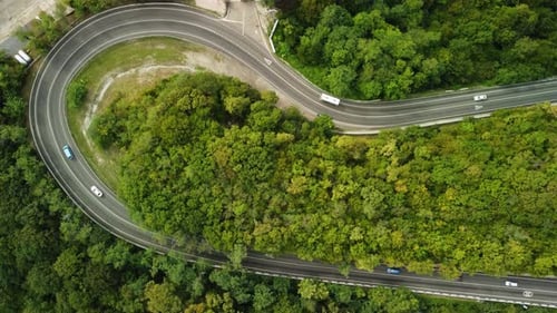 ein Highway in den Bergen