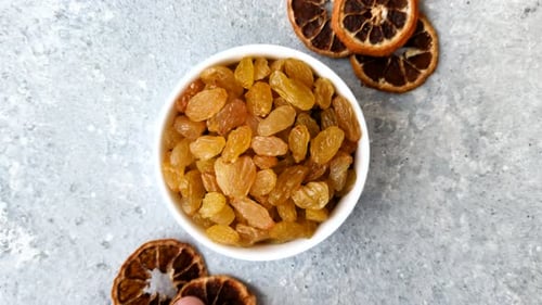 Las
pasas dulces, secas, doradas o amarillas elaboradas con uvas son un alimento saludable y nutritivo. Pasas doradas