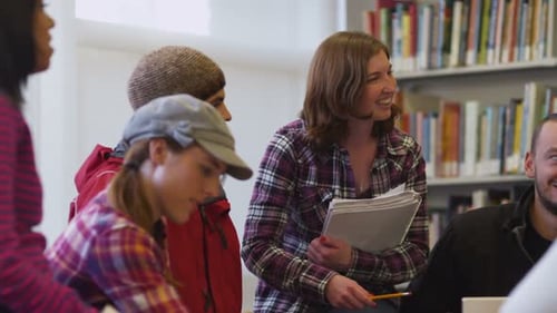 Treffen der Gruppe von College-Studenten in der Bibliothek 18-19