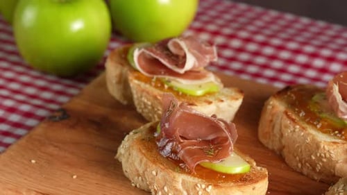 Tapas espagnoles au jambon serrano, décoration de table à carreaux