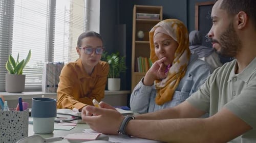 L'enseignant et les élèves collaborent pendant la leçon d'anglais