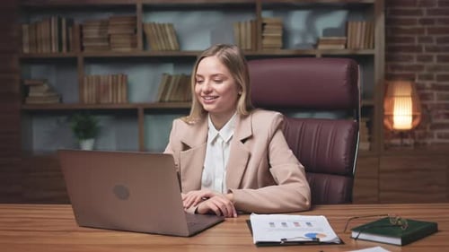 Gerente de RH feminina realizando entrevista em vídeo com o candidato