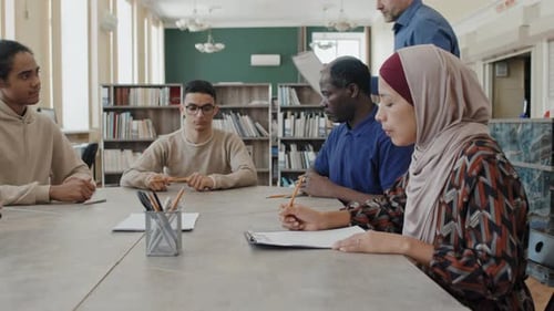 Schüler mit Migrationshintergrund beginnen mit dem Grammatiktest