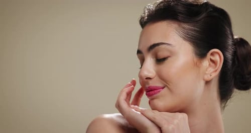Pensamiento, mujer y maquillaje para belleza en fondo de estudio para una piel sana, brillo natural e ideas