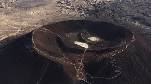 Filmmusik Luftaufnahme des Amboy-Kraters, des ruhenden Aschenkegelvulkans in der östlichen Mojave-Wüste von So