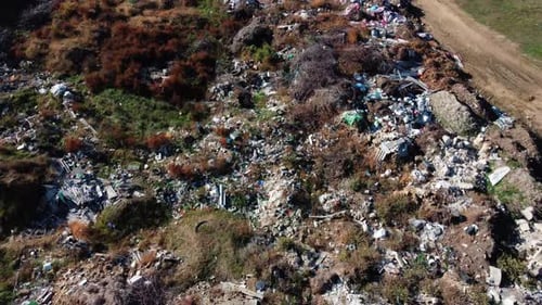 Plastik in den Bergen Bergmüll Großer Müllhaufen degradierter Müll