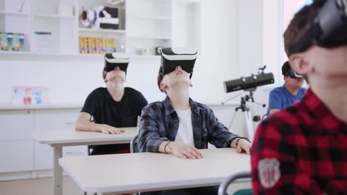 Students Use Virtual Reality Headsets in Classroom