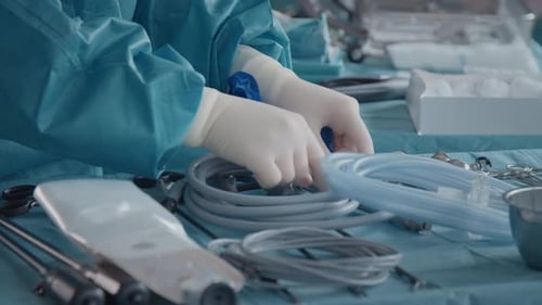 Mains dans des gants, assistant médical préparant les outils pour l'opération