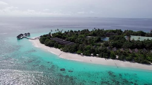 Água cristalina turquesa e ilha verde das Maldivas