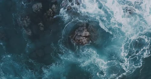 Vista aérea de olas poderosas