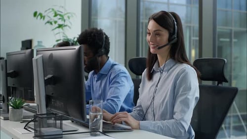 Callcenter-Unterstützung, multiethnische Unternehmen, Männer, Frauen, Arbeitnehmer, Agenten, Kopfhörer, Headset, Telemarketing