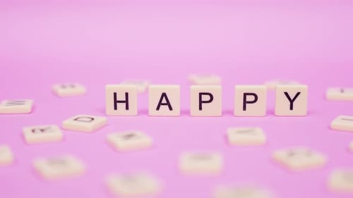 Wort HAPPY auf Scrabble