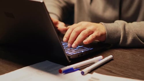 Senha masculina de hackeamento de criminosos cibernéticos para quebrar a segurança do servidor