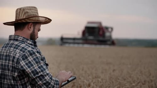 Granjero de ingeniería agrícola y agronegocios con una tableta mirando a un trabajador agrícola en Beautiful