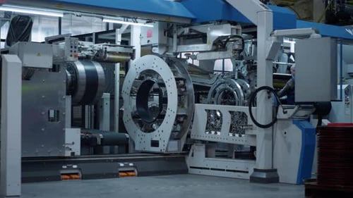 Moderne Industriemaschine in der Fabrik der digitalen Energieerzeugungsindustrie. Unerkennbare Hauptmaschine...