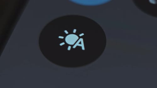 Appuyez avec le doigt sur le bouton de luminosité automatique sur le smartphone
