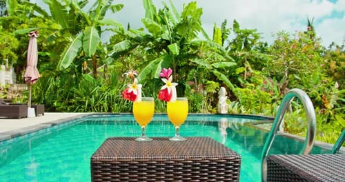 Shake Orangensaft-Cocktails in der Nähe des Schwimmbades mit roter Wassermelone