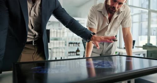 Manos, empresarios y monitor con pantalla interactiva, escaneo y experiencia de usuario en biohacking