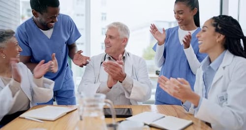 Pessoas, médico e aplausos no trabalho em equipe: realização, vitória ou sucesso no tablet juntos