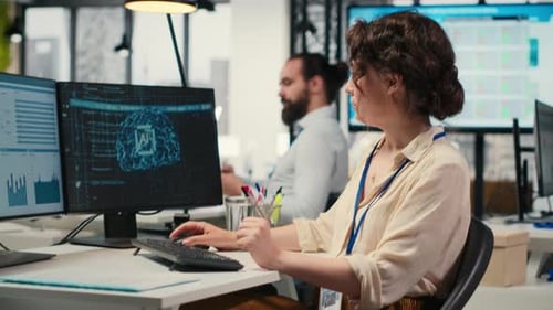 Empleada que utiliza el aprendizaje automático de inteligencia artificial para el reconocimiento de la eficiencia