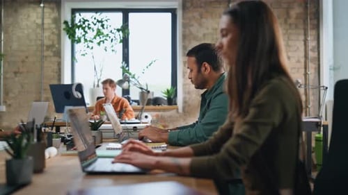 Equipe de negócios focada trabalhando em laptops trabalhando juntos no Coworking Corporativo