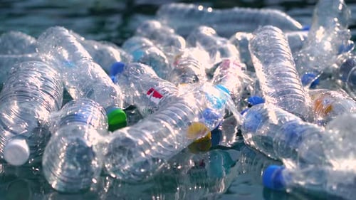 Plastikmüll im Meer. Problem der Ökologie.