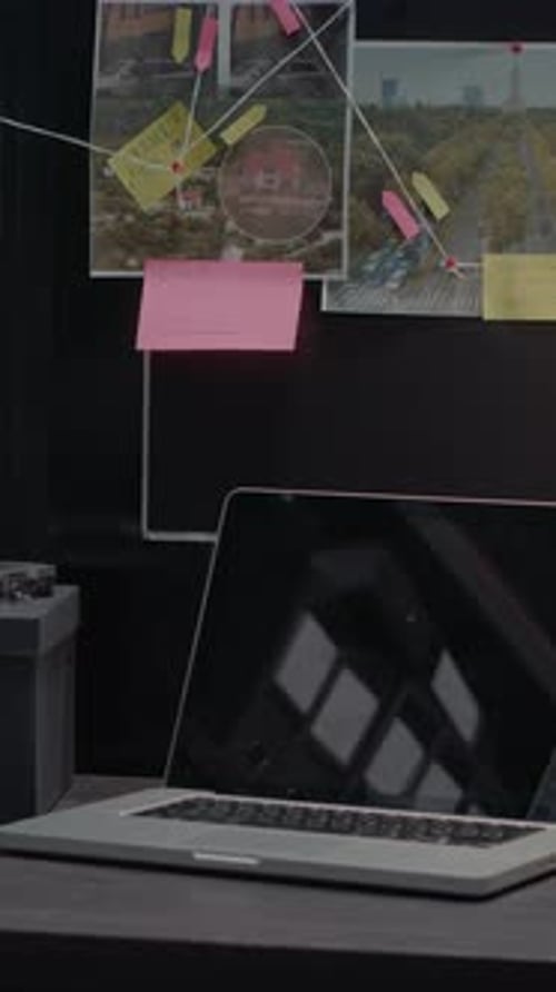 Salle de preuves vidéo verticale vide équipée d'indices et de déclarations de témoins
