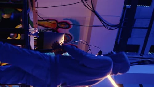 Vertical Video Man accueille un nouveau membre dans son groupe de piratage