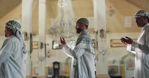 Betender Muslim und Gruppe mit offenen Händen in der Moschee zur spirituellen Lesung