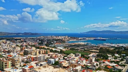 Vista aérea de la ciudad y el puerto de Zakynthos en la isla de Zante en Grecia. Zumbido: panorama de una soleada estación de viajes