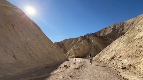 Ein Wanderer, der die atemberaubende Aussicht in einer malerischen Schlucht mit einzigartigen Felsformationen genießt