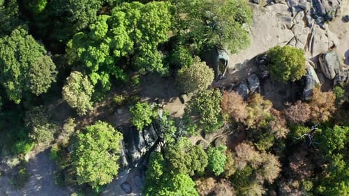 Drone montant et montrant les formations rocheuses préhistoriques du sanctuaire de Beglik Tash, le plus ancien et