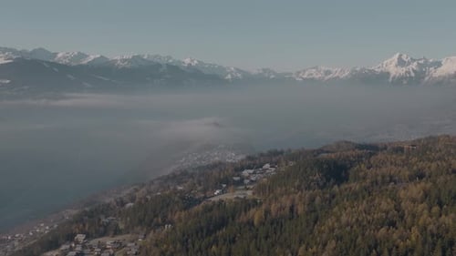 Weitwinkelaufnahme mit epischem Panoramablick auf die europäischen Alpen, Schweiz; Wald und Berg