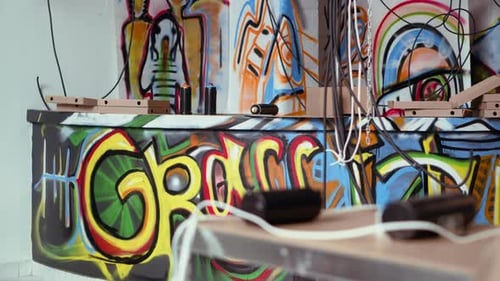 Caixas de pizza vazias e latas de spray que sobraram no gueto sujo