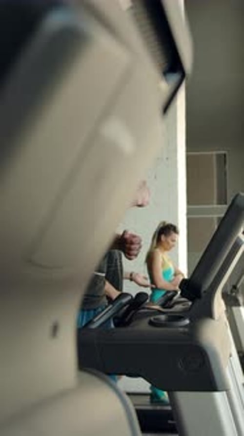 Cámara lenta o vertical para personas que corren en el interior de un gimnasio moderno