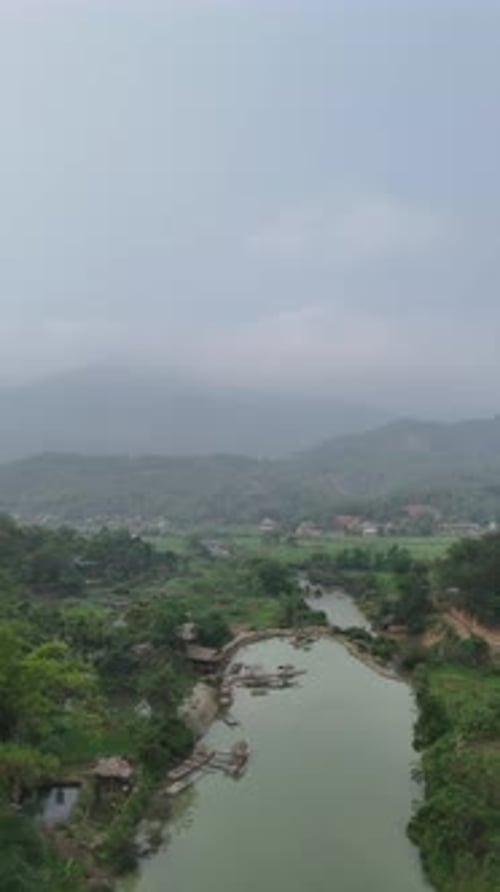 Roues à eau traditionnelles formées par un tronc de bois dans la rivière Pu Luong, Vietnam