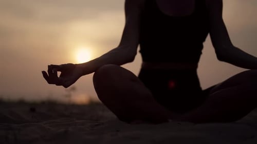 Frau praktiziert Yoga auf dem Meer bei Sonnenuntergang Sportliche Yoga-Frau macht Yoga-Pose Asana-Übung